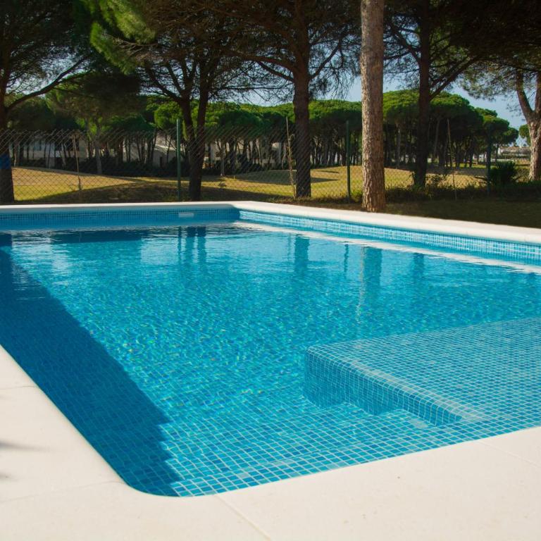 Chalet con piscina y vistas a campo de golf - Three-Bedroom House - 2