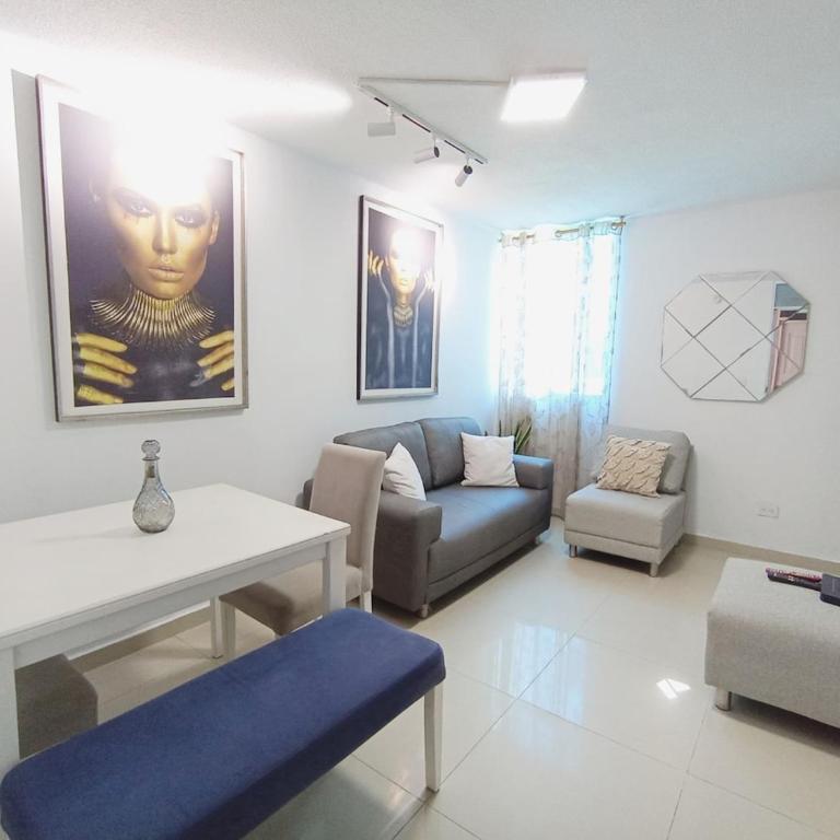 Apartamento de 3 Habitaciones 2 TV con parqueadero cerca al estadio - Three-Bedroom Apartment - 1