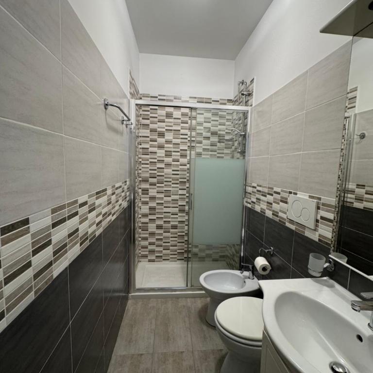 TERMINI STAR - Camera Familiare con Bagno Privato - 2