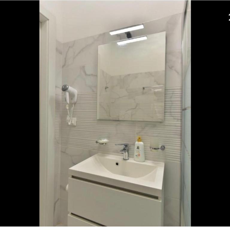 TERMINI STAR - Camera Quadrupla con Bagno Privato - 2