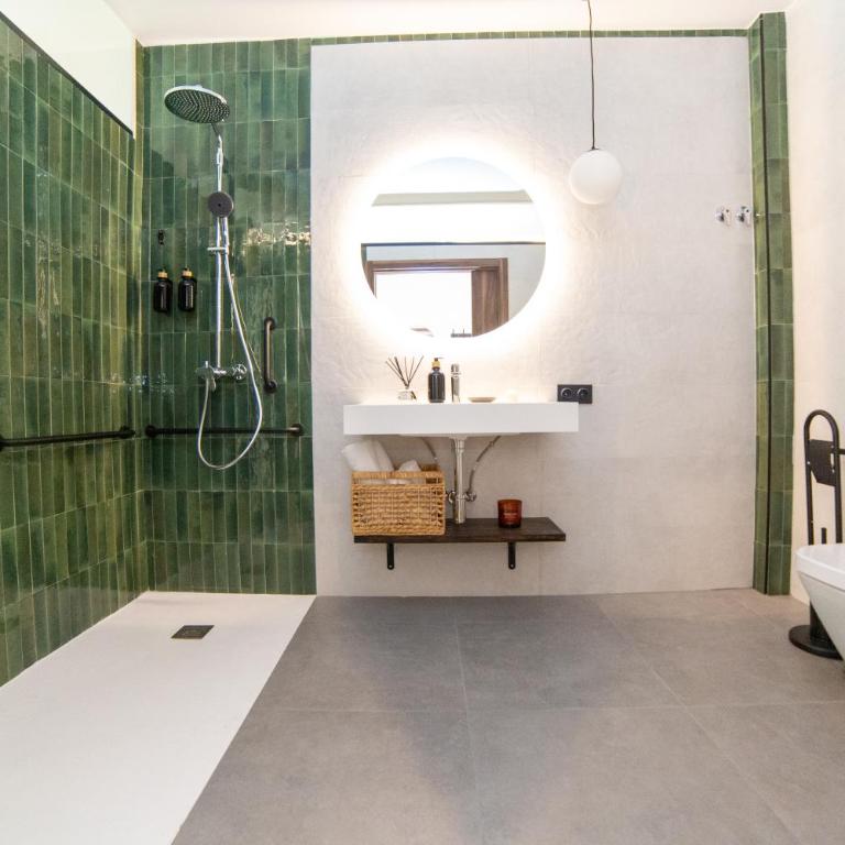 The 153 Hotel - Queen Studio - Disability Access - 7