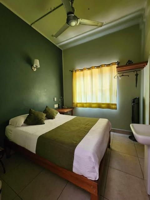 Hotel Plaza Queretaro - Matrimonial room with one double bed. - 2