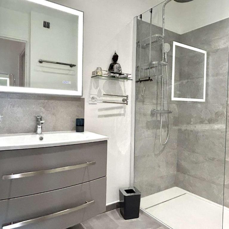 Appartement 3 pièces à Fréjus avec piscine partagée, près du centre - FR-1-226A-205 - Apartment - 11