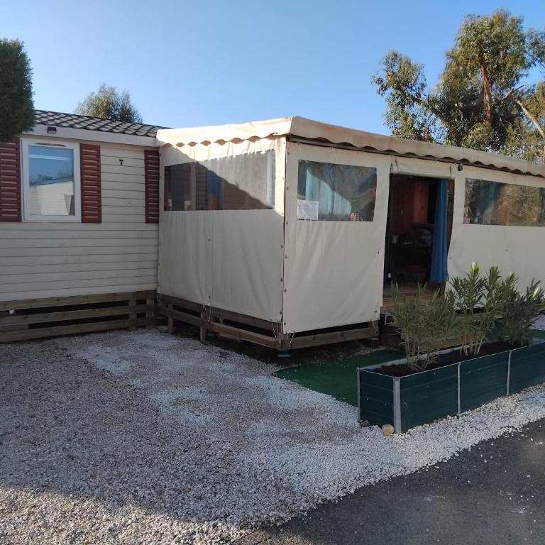 MOBIL HOME GLAMPING CONFORT D'UN HOTEL SANS LES CONTRAINTES PISCINE PROMOTION SEPTEMBRE 3 CHAMBRES - 2 SdB -climatisé - 300m de la mer - piscine - parking - - Mobilheim - 6