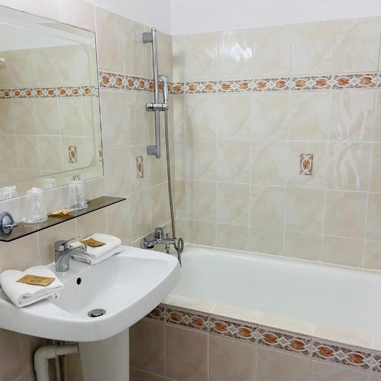 Hôtel Porte de Camargue - Les Quais d'Arles - Chambre Quadruple Supérieure - 6