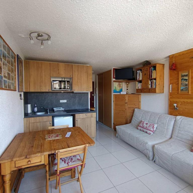 Studio cosy pour 2, proche pistes et commerces, parking privé inclus - FR-1-445-197 - Estudio - 1