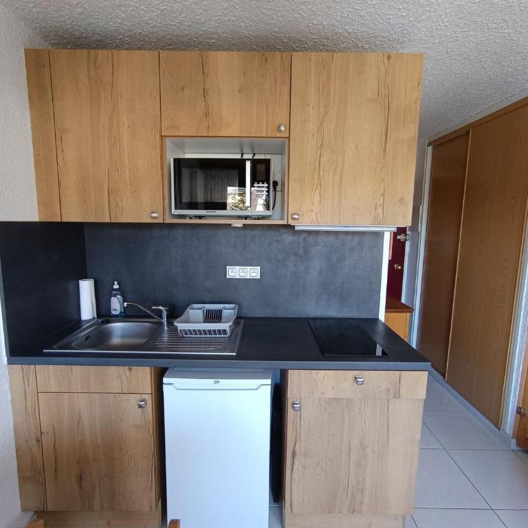 Studio cosy pour 2, proche pistes et commerces, parking privé inclus - FR-1-445-197 - Estudio - 7