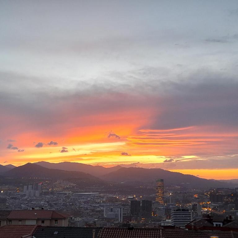 Rincón acogedor descubre la ciudad - Three-Bedroom Apartment - 44