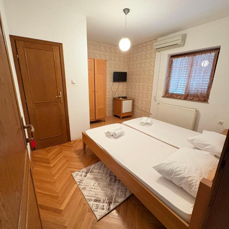 Nikolić apartmani 2 - Twin Room with Private Bathroom - 1