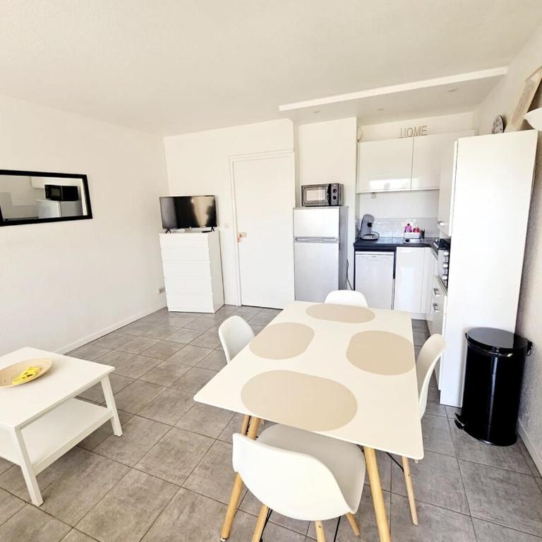 Studio climatisé centre port avec Piscine & Parking - One-Bedroom Apartment - 8