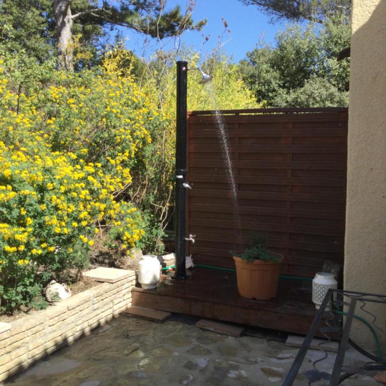 Bastidon provençal dans domaine naturiste avec accès gratuit parc aquatique - Maison 2 Chambres - 11