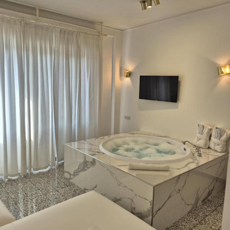 Eveline Portosole Hotel - Suite Deluxe con Vasca Idromassaggio - 10