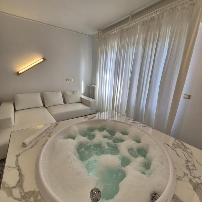 Eveline Portosole Hotel - Suite Deluxe con Vasca Idromassaggio - 6