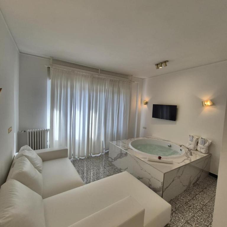 Eveline Portosole Hotel - Suite Deluxe con Vasca Idromassaggio - 5