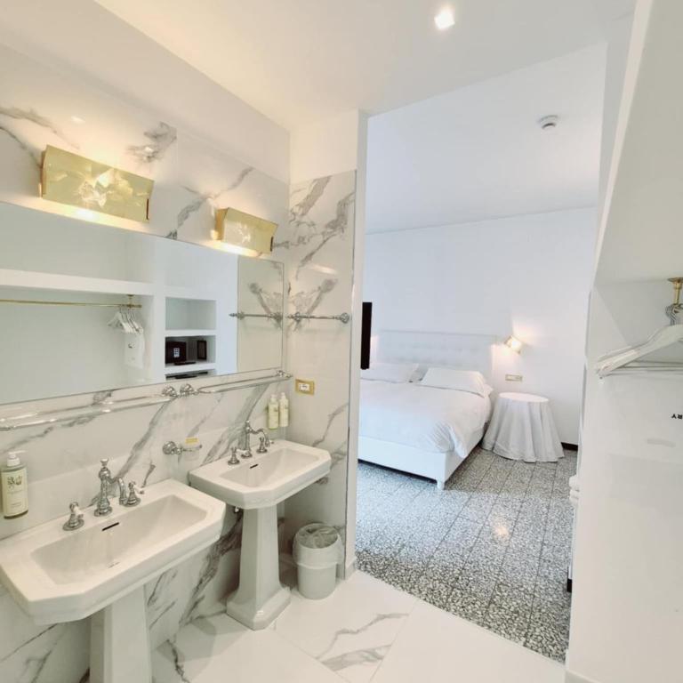 Eveline Portosole Hotel - Suite Deluxe con Vasca Idromassaggio - 4