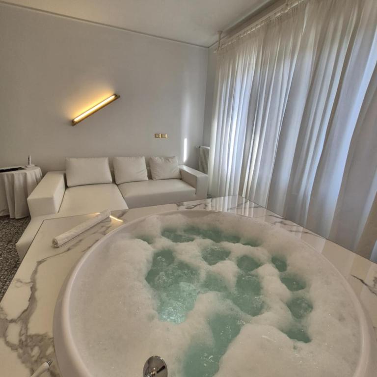 Eveline Portosole Hotel - Suite Deluxe con Vasca Idromassaggio - 3