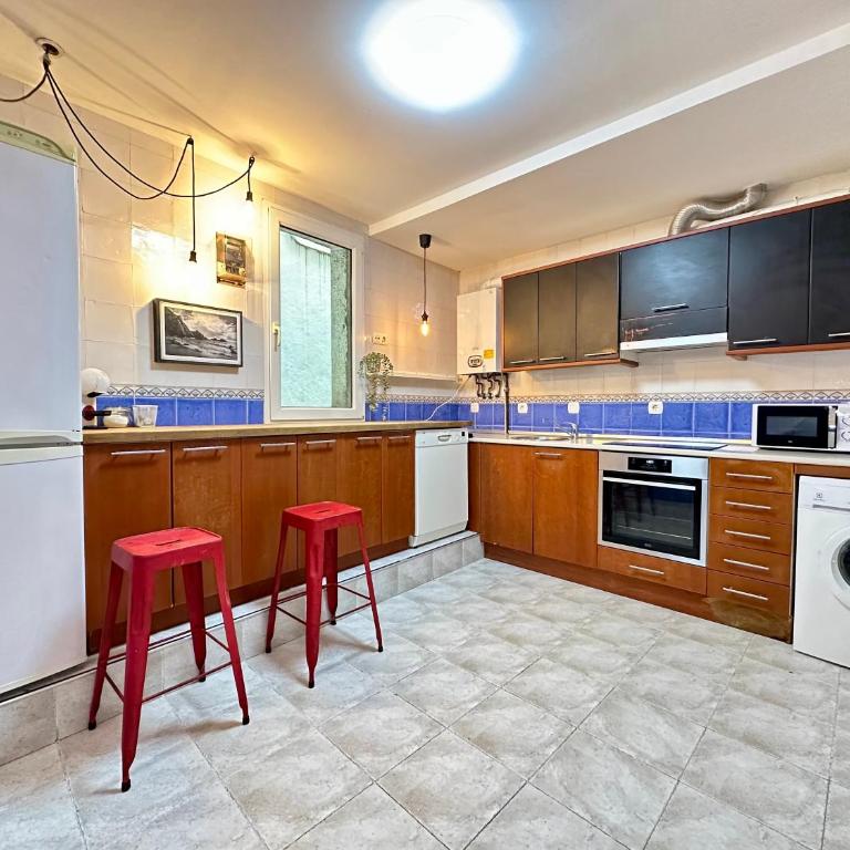 Arte y Diseño junto al Casco Viejo de Bilbao - Two-Bedroom Apartment with Balcony - 9