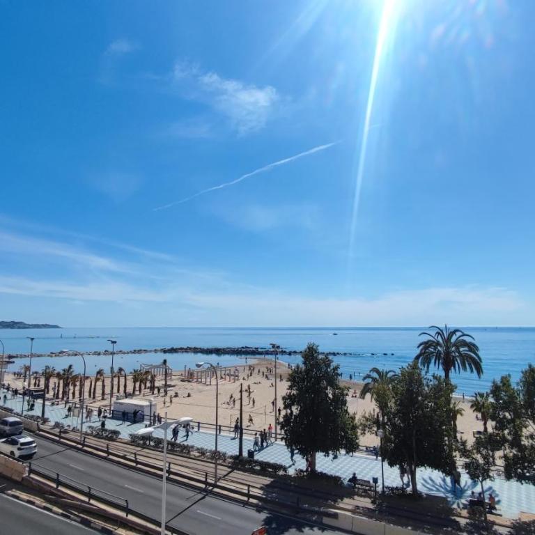 Alicante Big Holiday - Three-Bedroom Premium Apartment with Balcony - 30