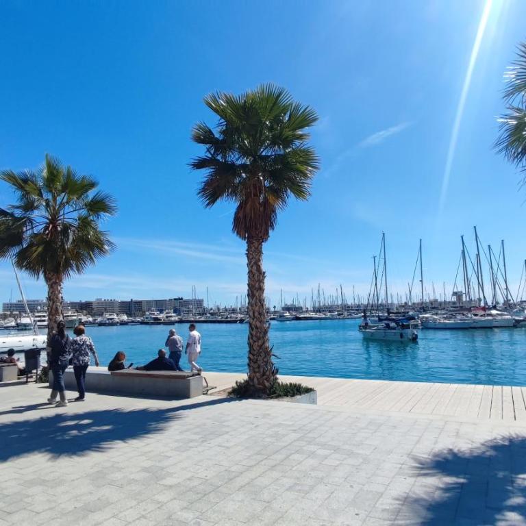 Alicante Big Holiday - Three-Bedroom Premium Apartment with Balcony - 27
