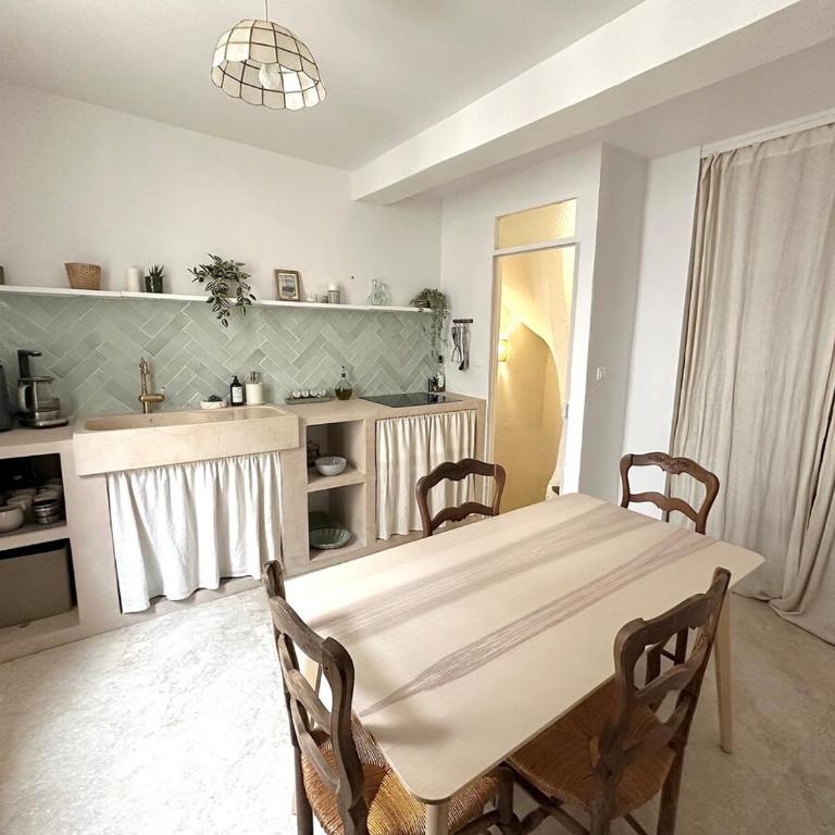Charming Townhouse in Carpentras Historic Center - Maison 2 Chambres - 4
