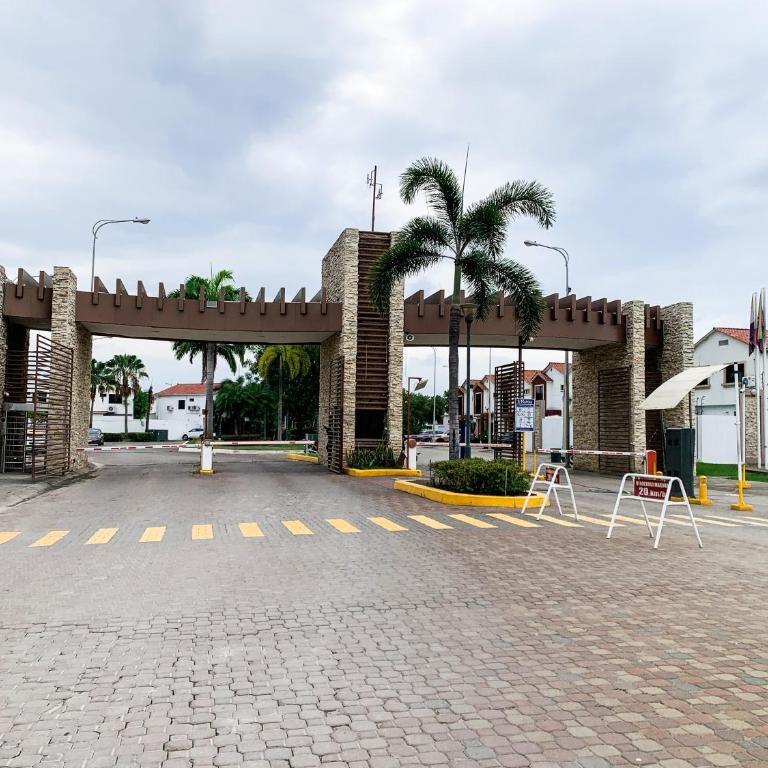Casa Napoli piscina privada, con 5 dormitorios cerca al centro comercial el dorado - Casa de 3 dormitorios - 94