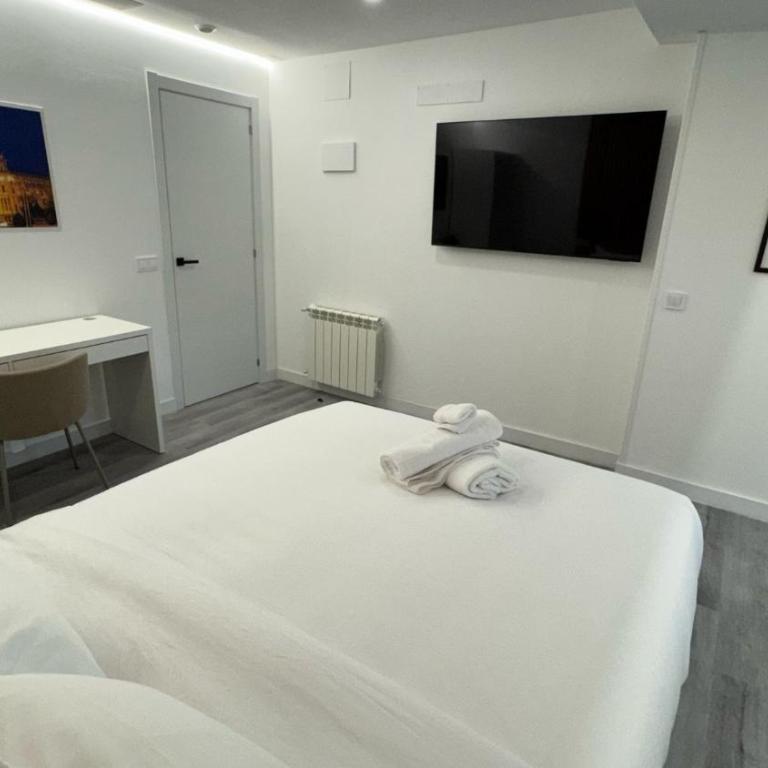 JACUZZI ROOMS PUENTE De VALLECAS - Habitación con cama grande y bañera de hidromasaje - 3