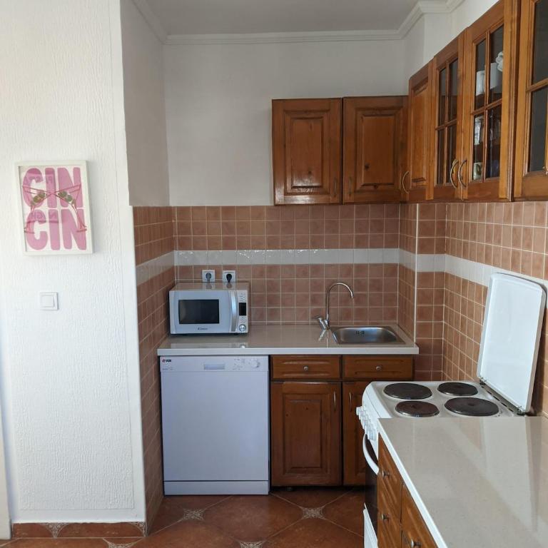 Cozy & Sunny 2-bedroom in best location in the city - Two-Bedroom Apartment - 11