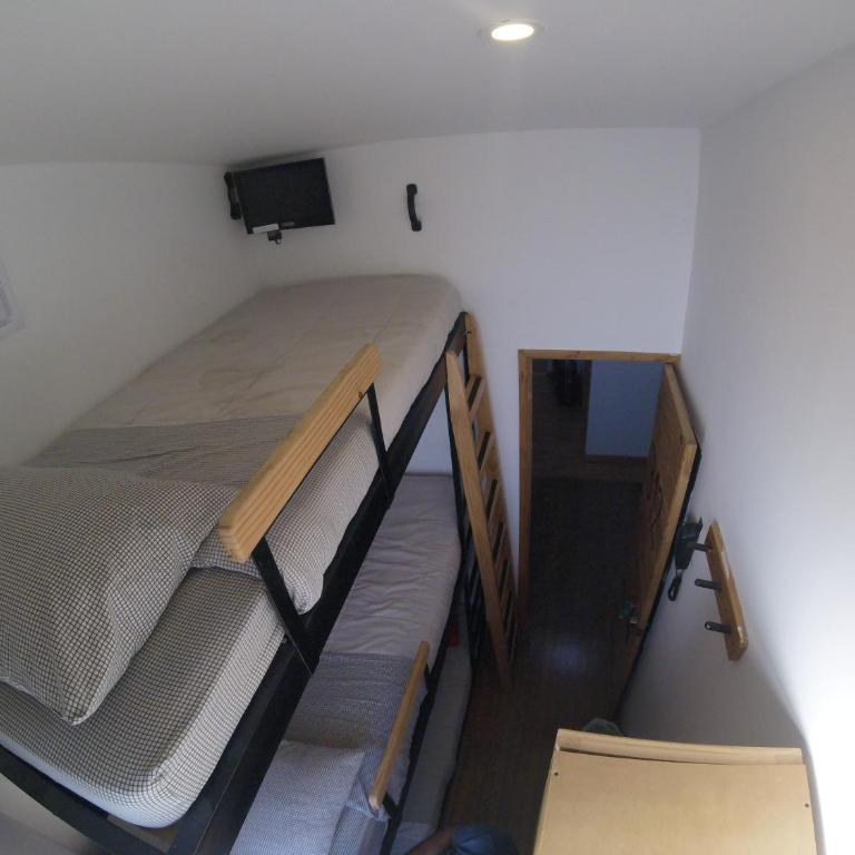 Hostal de la 57 - Triple Room with Shared Bathroom - 2