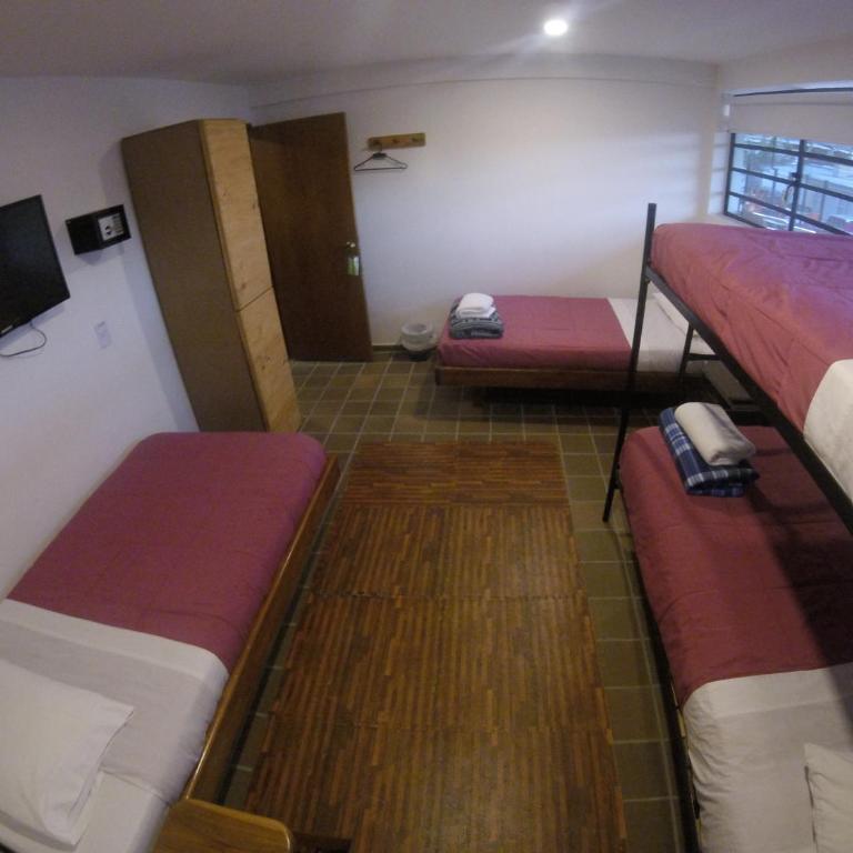 Hostal de la 57 - Family Room with Private Bathroom - 1