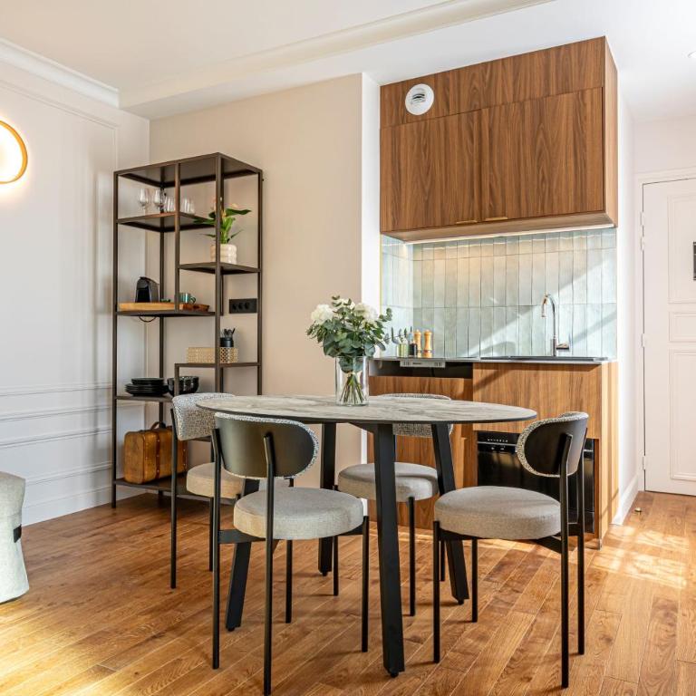 Villa SoPi Appart'Hotel by Patrick Hayat - One-Bedroom Apartment with View of the Paris rooftops - 16