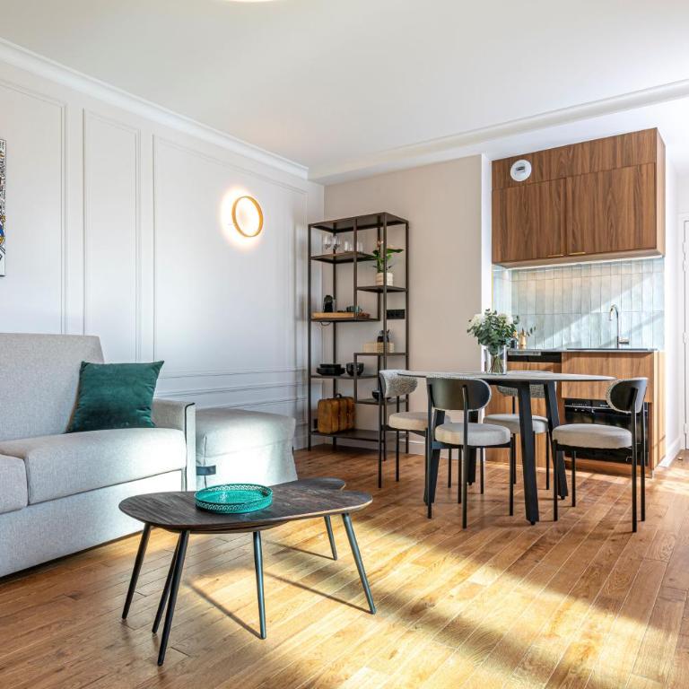 Villa SoPi Appart'Hotel by Patrick Hayat - One-Bedroom Apartment with View of the Paris rooftops - 10