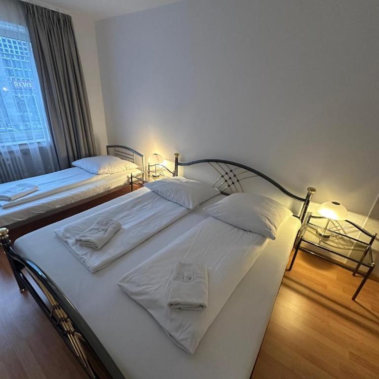 Hotel-Pension Asta - Vierbettzimmer mit Gemeinschaftsbad - 3