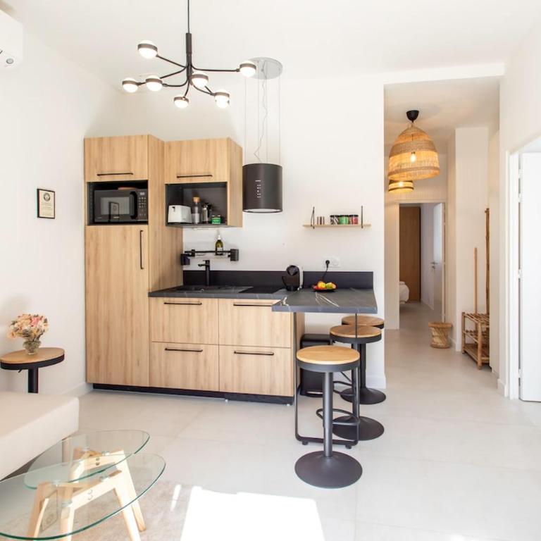 #35 Staywizus - Suite Carlone 5min from the beach AC & Terrace - Appartement 3 Chambres avec Balcon - 9
