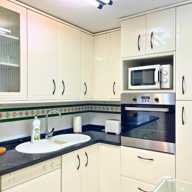 Home4u Fuente Nueva - Three-Bedroom Apartment - 55
