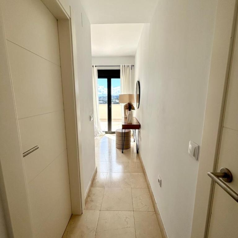 2BR Luxe Stay in Marbella Close to Beaches - Apartment with View - 26