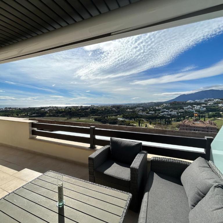 2BR Luxe Stay in Marbella Close to Beaches - Apartment with View - 16