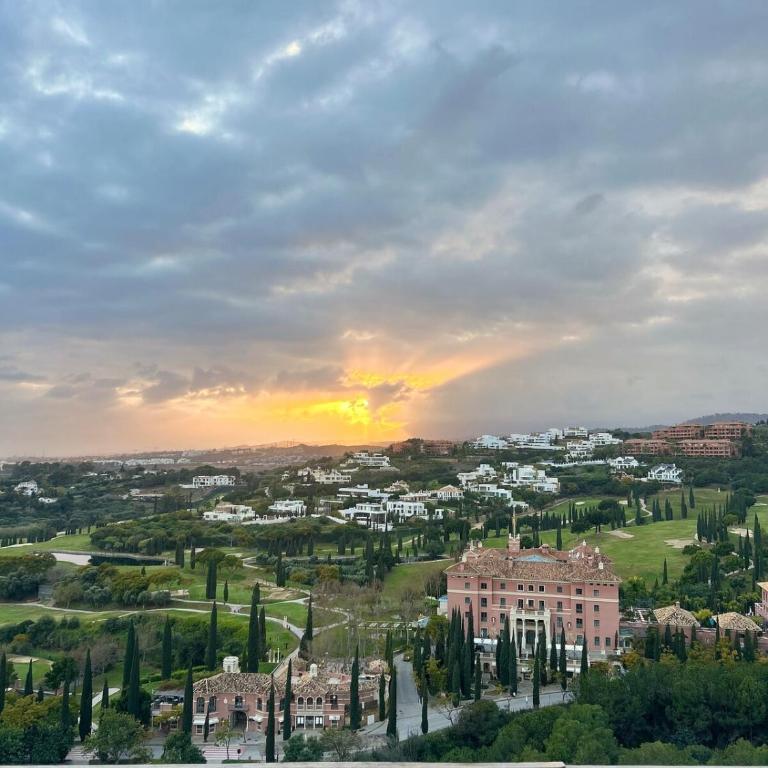 2BR Luxe Stay in Marbella Close to Beaches - Apartment with View - 15