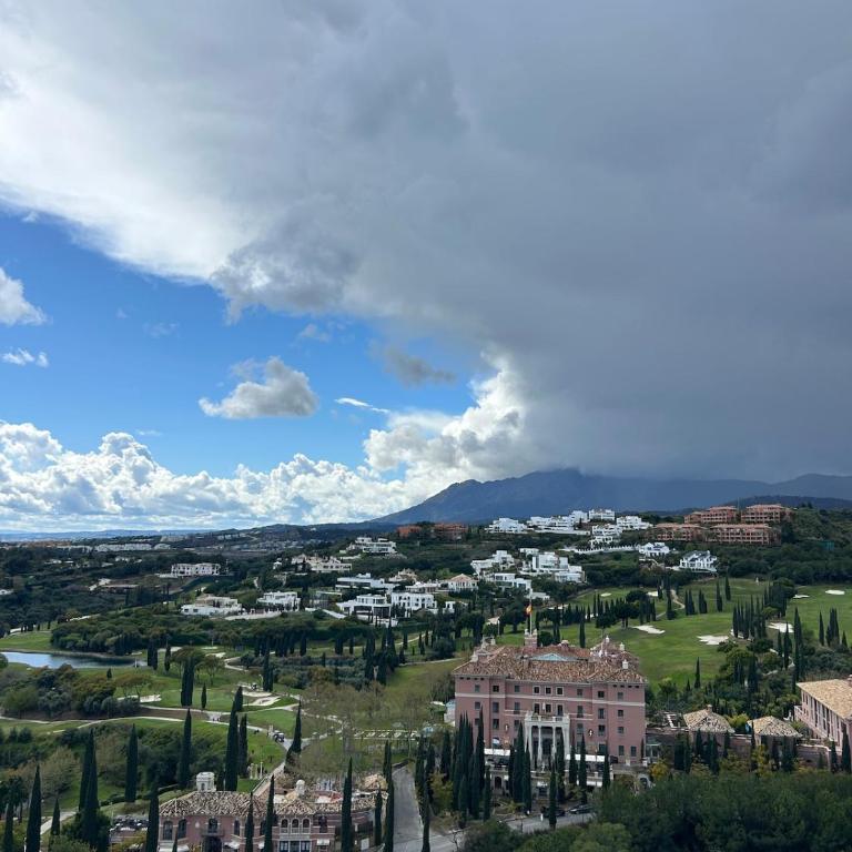 2BR Luxe Stay in Marbella Close to Beaches - Apartment with View - 12