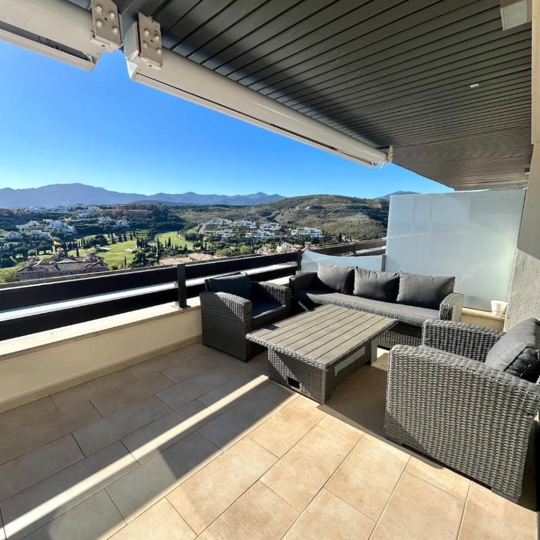 2BR Luxe Stay in Marbella Close to Beaches - Apartment with View - 9