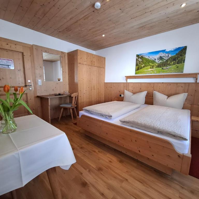 Gästehaus Meisl - Doppelzimmer mit Balkon - 2