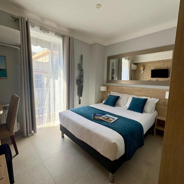 Hotel Miramar- Cap d'Antibes - La Garoupe plage - Chambre Double avec Balcon - Vue Latérale sur Mer - 2