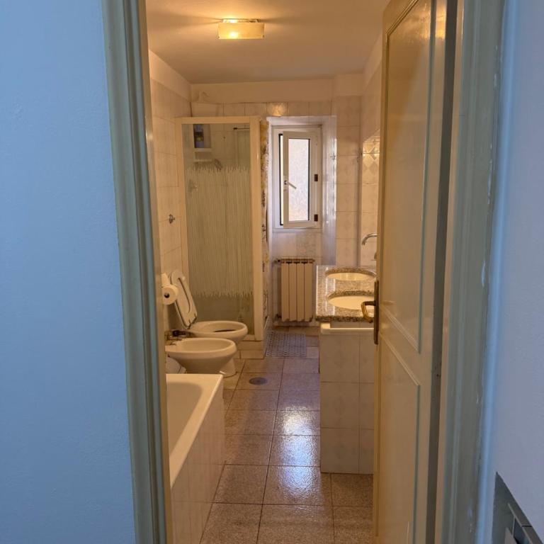Bella Roma - Camera Tripla con Bagno in Comune - 8