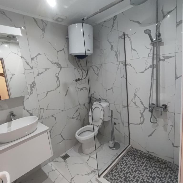 Becic Apartments - Deluks Dvokrevetna soba sa Bračnim Krevetom, Balkonom i Pogledom na More - 9