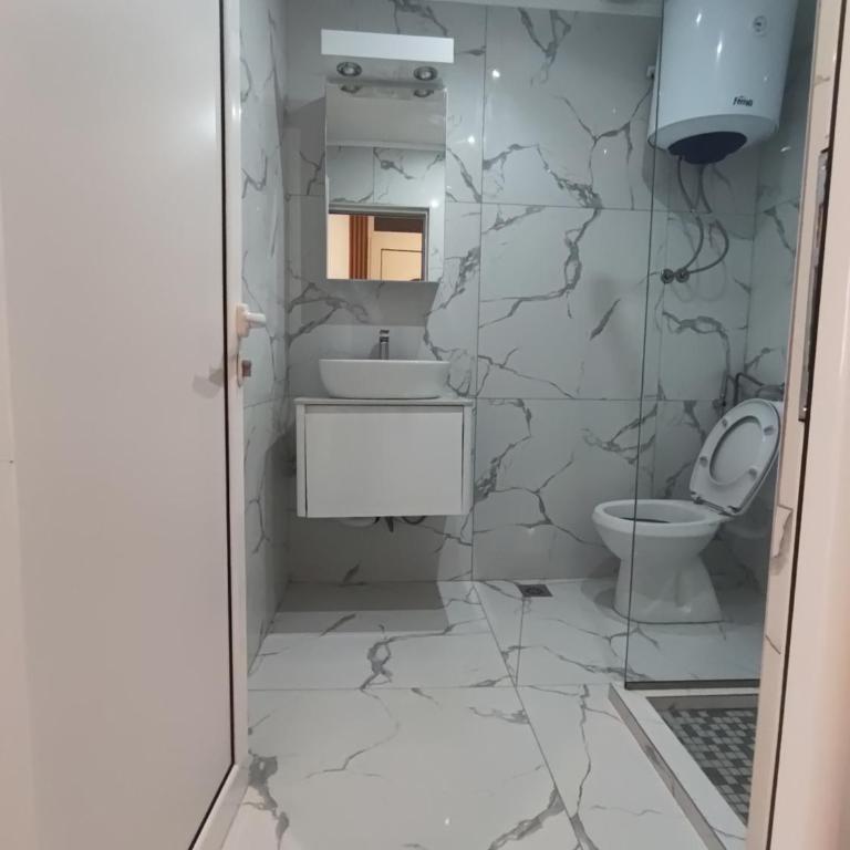Becic Apartments - Deluks Dvokrevetna soba sa Bračnim Krevetom, Balkonom i Pogledom na More - 11