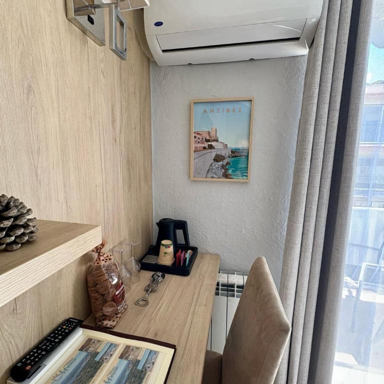 Hotel Miramar- Cap d'Antibes - La Garoupe plage - Chambre Double avec Balcon - Vue Latérale sur Mer - 5