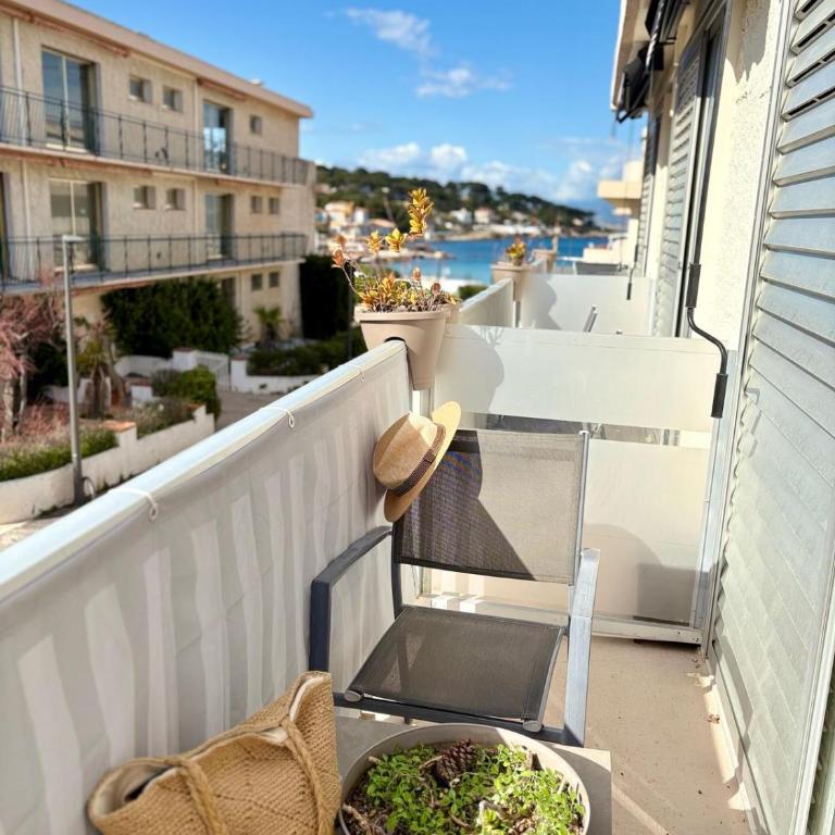 Hotel Miramar- Cap d'Antibes - La Garoupe plage - Chambre Double avec Balcon - Vue Latérale sur Mer - 17