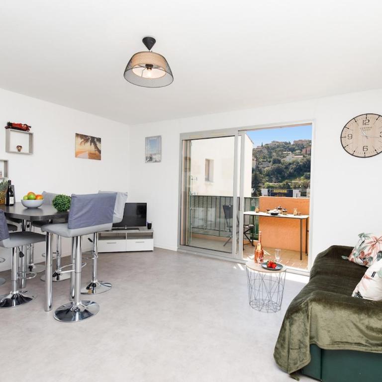 Saint Charles YourHostHelper - Two-Bedroom Apartment with Balcony - 4