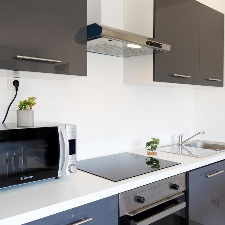 Saint Charles YourHostHelper - Two-Bedroom Apartment with Balcony - 9