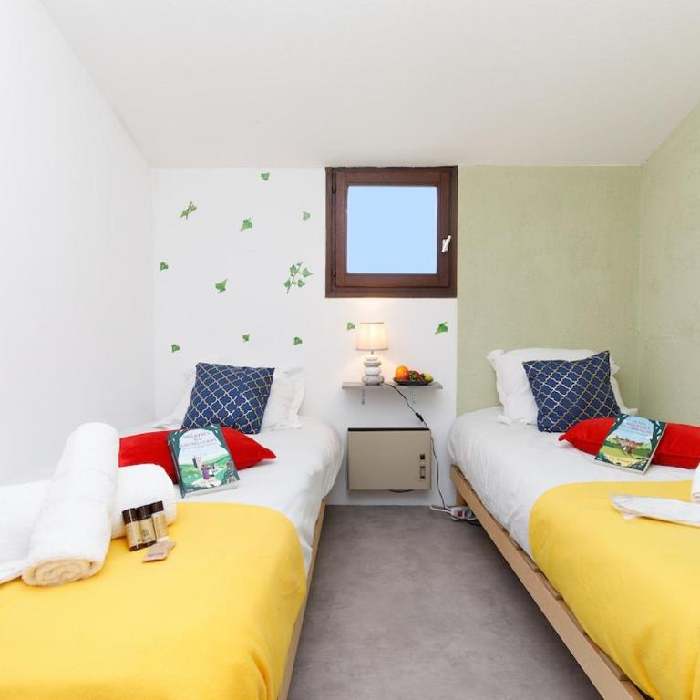 Saint Charles YourHostHelper - Two-Bedroom Apartment with Balcony - 14