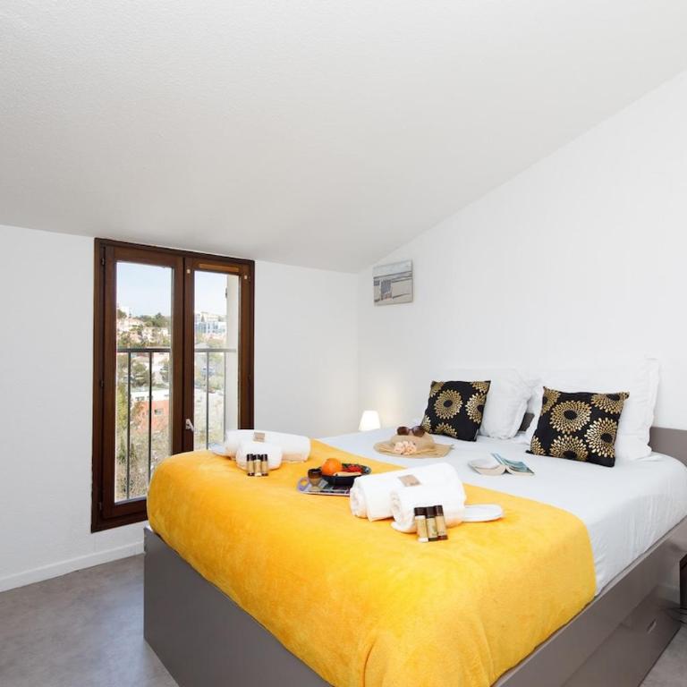 Saint Charles YourHostHelper - Two-Bedroom Apartment with Balcony - 12